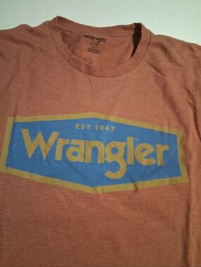 Wrangler Short-Sleeve Logo Tee in Rust with Blue and Gold Print